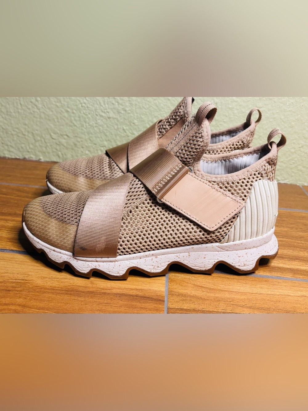 Sorel Kinetic Sneakers in Rose Gold Women’s Size: 8